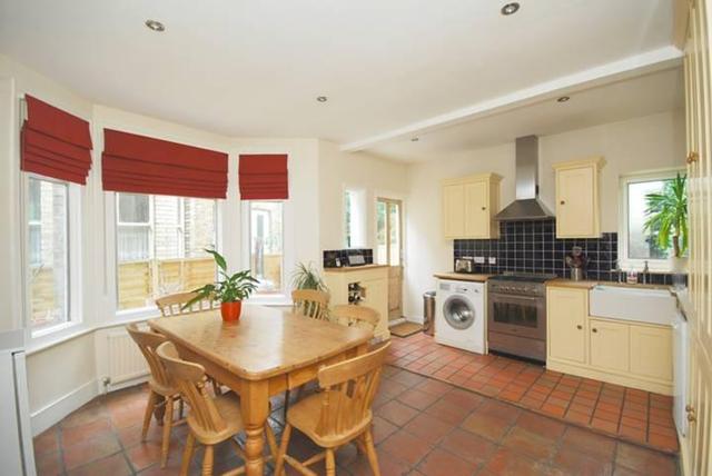  Image of 2 bedroom Flat to rent in Redcliffe Gardens London SW10 at Redcliffe Gardens, Chelsea, SW10