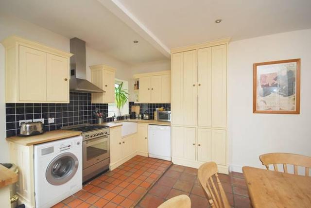  Image of 2 bedroom Flat to rent in Redcliffe Gardens London SW10 at Redcliffe Gardens, Chelsea, SW10