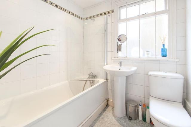  Image of 2 bedroom Flat to rent in Shepherds Bush Road London W6 at Shepherds Bush Road, Shepherds Bush, W6