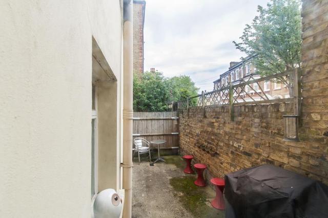  Image of 2 bedroom Flat to rent in Shepherds Bush Road London W6 at Shepherds Bush Road, Shepherds Bush, W6