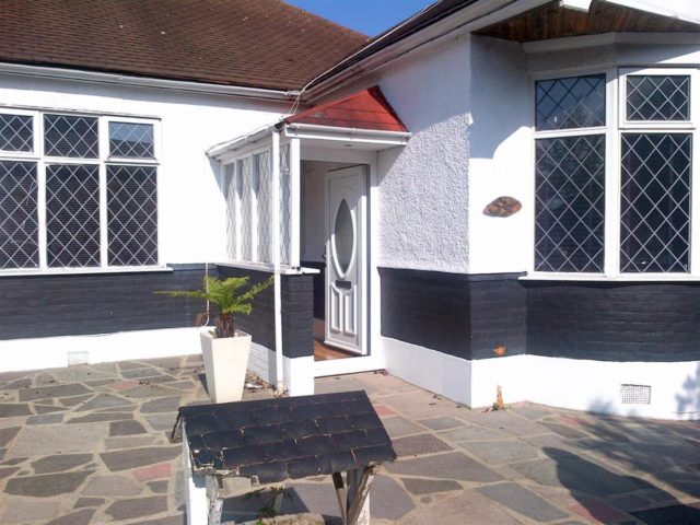  Image of 3 bedroom Semi-Detached Bungalow to rent in Waterloo Road Ilford IG6 at Waterloo Road, Barkingside, Ilford