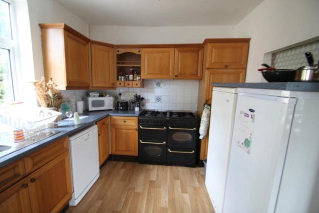  Image of 4 bedroom Property to rent in School Road Sheffield S10 at Huge 4 bed, School Rd.