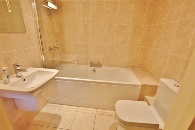  Image of 2 bedroom Flat to rent in Queens Park Avenue Bournemouth BH8 at Queens Park Avenue, Bournemouth