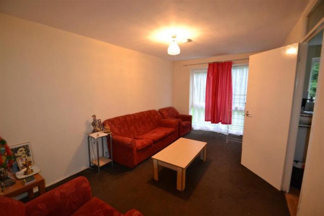  Image of 1 bedroom Flat to rent in Dellow Close Ilford IG2 at Dellow Close, Newbury Park, Ilford