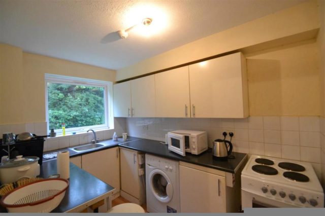  Image of 1 bedroom Flat to rent in Dellow Close Ilford IG2 at Dellow Close, Newbury Park, Ilford