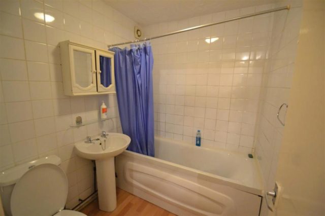  Image of 1 bedroom Flat to rent in Dellow Close Ilford IG2 at Dellow Close, Newbury Park, Ilford