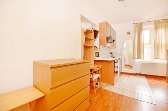  Image of Studio flat to rent in West Cromwell Road London SW5 at West Cromwell Road, Earls Court, SW5