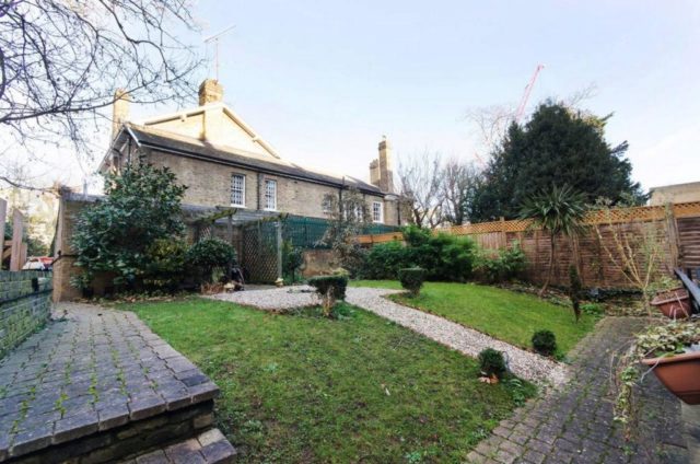  Image of Studio flat to rent in West Cromwell Road London SW5 at West Cromwell Road, Earls Court, SW5