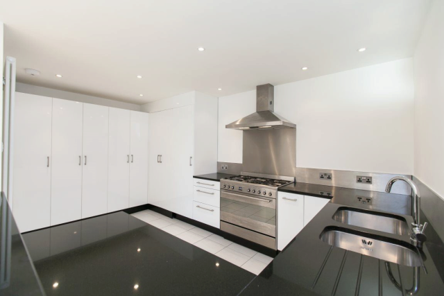  Image of 3 bedroom Flat to rent in Lamont Road London SW10 at Limerston Street, Chelsea, SW10