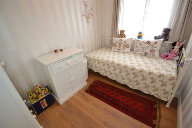  Image of 4 bedroom Bungalow to rent in Woodville Gardens Ilford IG6 at Woodville Gardens, Ilford