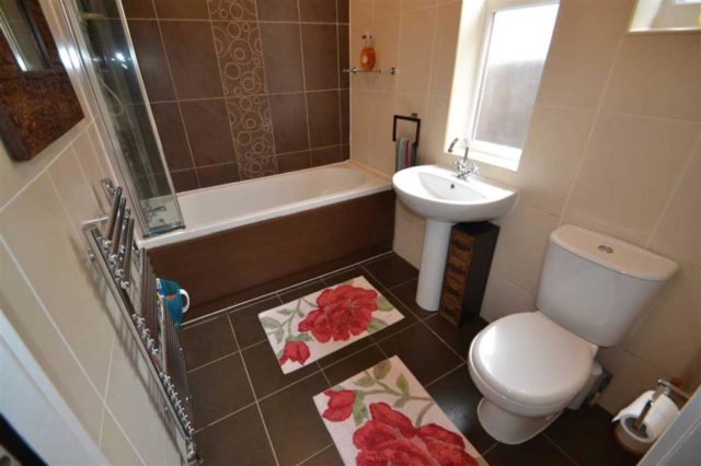  Image of 4 bedroom Bungalow to rent in Woodville Gardens Ilford IG6 at Woodville Gardens, Ilford