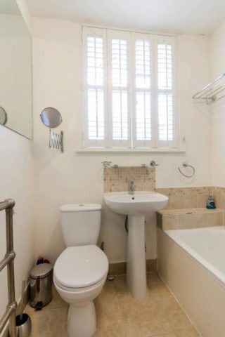  Image of Studio flat to rent in Queen
