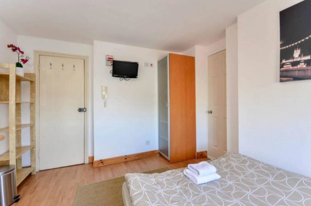  Image of Studio flat to rent in West Cromwell Road London SW5 at West Cromwell Road, Earls Court, SW5