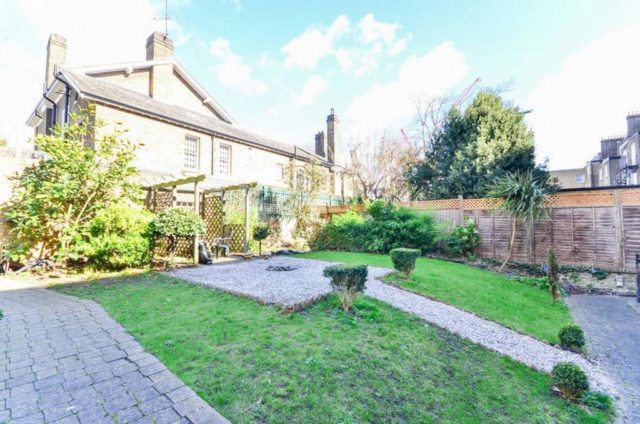  Image of Studio flat to rent in West Cromwell Road London SW5 at West Cromwell Road, Earls Court, SW5