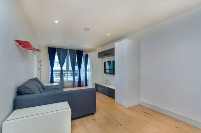  Image of Studio flat to rent in Fairmont Avenue London E14 at New Providence Wharf, Canary Wharf, E14