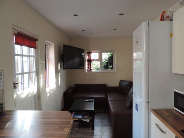  Image of 1 bedroom Houses to rent in Fellowes Road Peterborough PE2 at Fellowes Road, Fletton, Peterborough, PE2 8EA