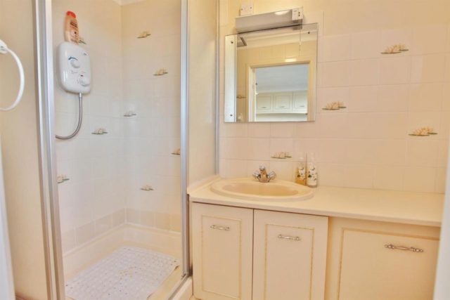  Image of 2 bedroom Flat for sale in Boscombe Cliff Road Pokesdown Bournemouth BH5 at Boscombe Cliff Road, Boscombe Spa, Bournemouth