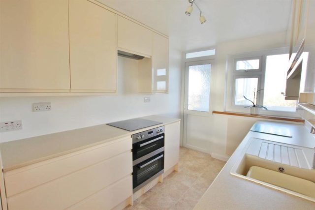  Image of 2 bedroom Flat for sale in Boscombe Cliff Road Pokesdown Bournemouth BH5 at Boscombe Cliff Road, Boscombe Spa, Bournemouth