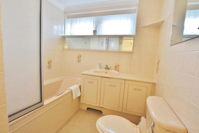  Image of 2 bedroom Flat for sale in Boscombe Cliff Road Pokesdown Bournemouth BH5 at Boscombe Cliff Road, Boscombe Spa, Bournemouth