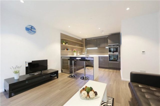  Image of 2 bedroom Flat to rent in Cambridge Heath Road London E1 at Cambridge Heath Road, Whitechapel, E1