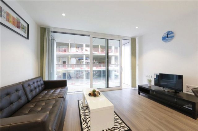  Image of 2 bedroom Flat to rent in Cambridge Heath Road London E1 at Cambridge Heath Road, Whitechapel, E1