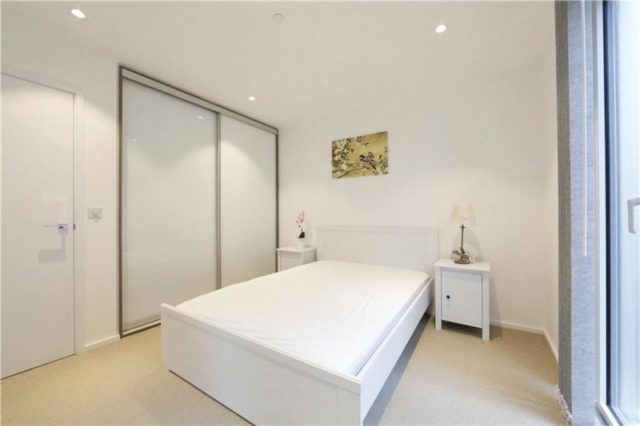  Image of 2 bedroom Flat to rent in Cambridge Heath Road London E1 at Cambridge Heath Road, Whitechapel, E1