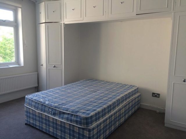  Image of 3 bedroom Flat to rent in Tenterden Grove London NW4 at Three Bedroom Apartment Hendon