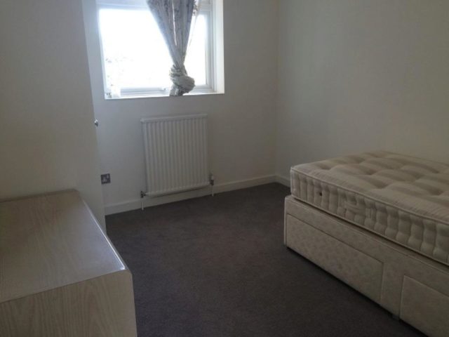  Image of 3 bedroom Flat to rent in Tenterden Grove London NW4 at Three Bedroom Apartment Hendon