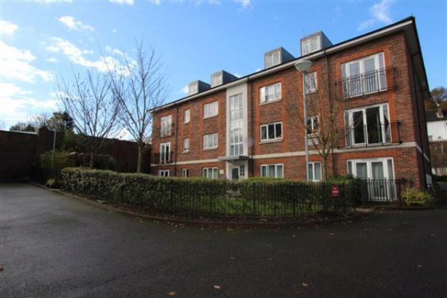  Image of 2 bedroom Flat to rent in Brighton Road Redhill RH1 at Bakers Court, 95 Brighton Road, Redhill