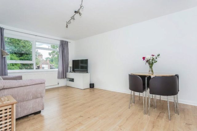 Image of 1 bedroom Flat for sale in Birdhurst Avenue South Croydon CR2 at Birdhurst Avenue, South Croydon