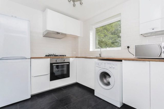  Image of 1 bedroom Flat for sale in Birdhurst Avenue South Croydon CR2 at Birdhurst Avenue, South Croydon