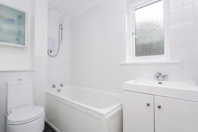  Image of 1 bedroom Flat for sale in Birdhurst Avenue South Croydon CR2 at Birdhurst Avenue, South Croydon