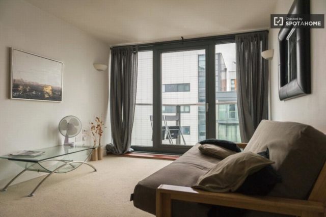  Image of 1 bedroom Flat to rent in Blackwall Way London E14 at Neutron Tower, Blackwall Way, Canary Wharf, E14