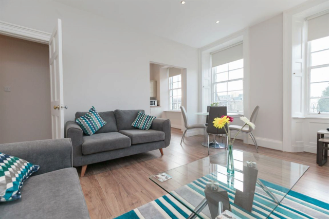  Image of 2 bedroom Flat to rent in Kensington Court Gardens London W8 at Kensington Court Place, Kensington, W8