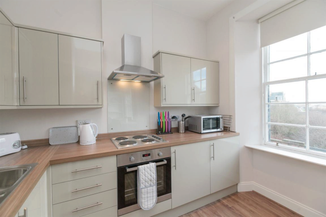  Image of 2 bedroom Flat to rent in Kensington Court Gardens London W8 at Kensington Court Place, Kensington, W8