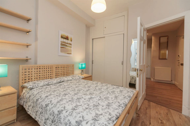  Image of 2 bedroom Flat to rent in Kensington Court Gardens London W8 at Kensington Court Place, Kensington, W8
