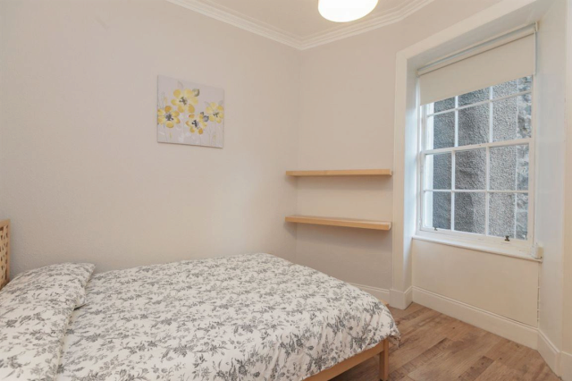  Image of 2 bedroom Flat to rent in Kensington Court Gardens London W8 at Kensington Court Place, Kensington, W8