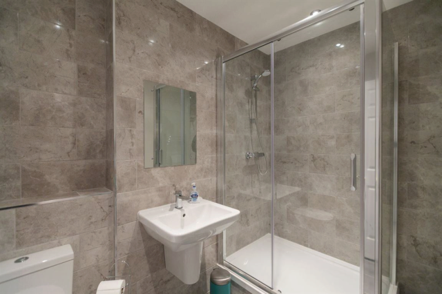  Image of 2 bedroom Flat to rent in Kensington Court Gardens London W8 at Kensington Court Place, Kensington, W8