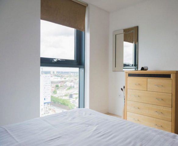  Image of 2 bedroom Flat to rent in Blackwall Way London E14 at Neutron Tower, Blackwall Way, Canary Wharf, E14