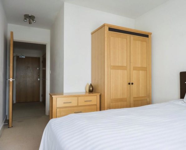  Image of 2 bedroom Flat to rent in Blackwall Way London E14 at Neutron Tower, Blackwall Way, Canary Wharf, E14