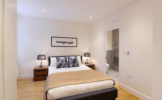  Image of 3 bedroom Flat to rent in Hamlet Gardens London W6 at London, W6