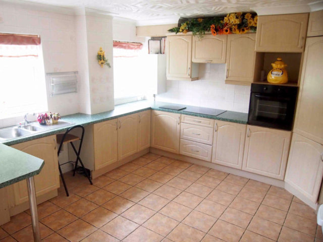  Image of 4 bedroom Terraced house for sale in Park Close Gorseinon Swansea SA4 at Park Close, Gorseinon, Abertawe, SA4