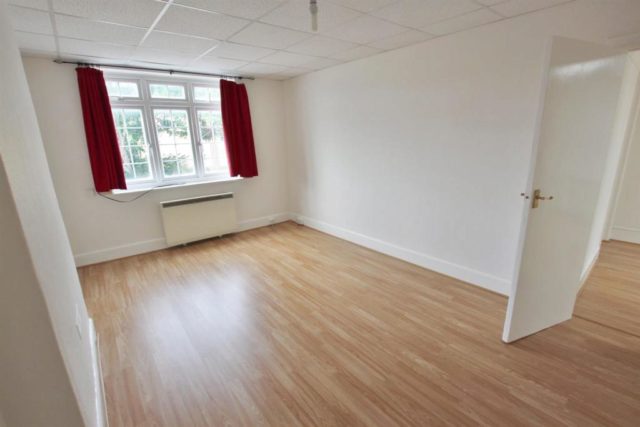  Image of 2 bedroom Flat to rent in Castle Lane West Bournemouth BH8 at Castle Lane West, Bournemouth