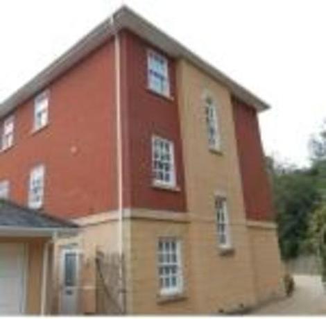 4 bedroom End of Ter...