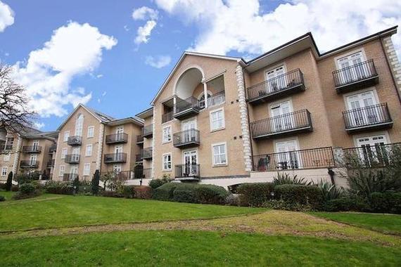 2 bedroom Flat for s...