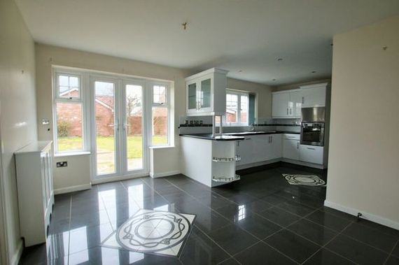 5 bedroom Detached f...