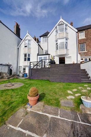 9 bedroom Terraced f...