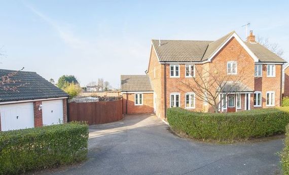 5 bedroom Detached t...