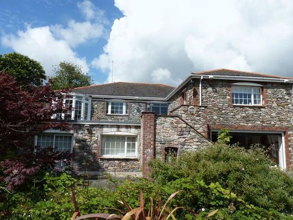 6 bedroom Detached t...