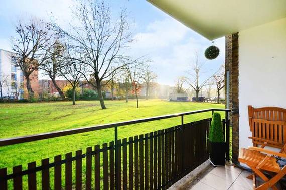 2 bedroom Flat for s...